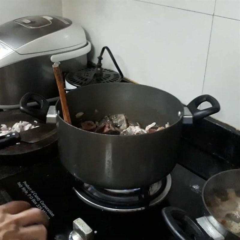 Bước 3 Xào cá nheo Cá nheo nấu nướng nướng canh chua măng