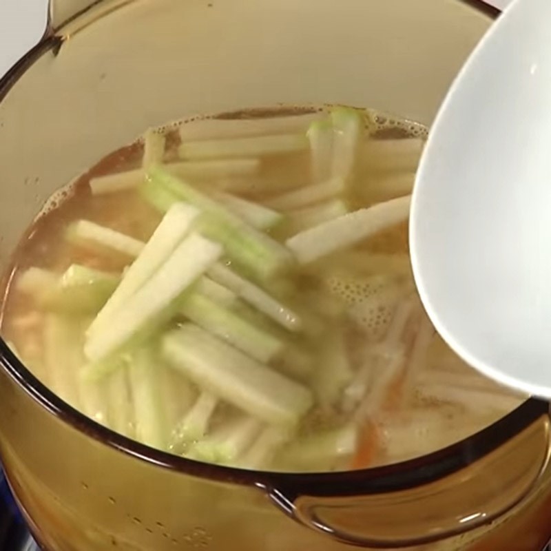 Bước 4 Nấu canh Canh tôm củ cải