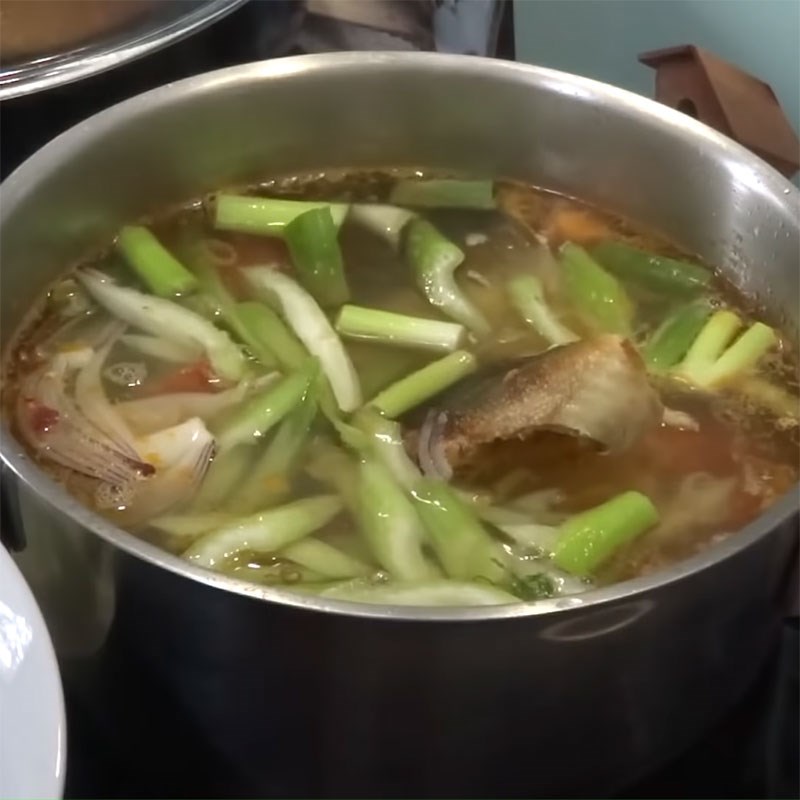 Bước 4 Nấu canh Canh cá hồi nấu ngót