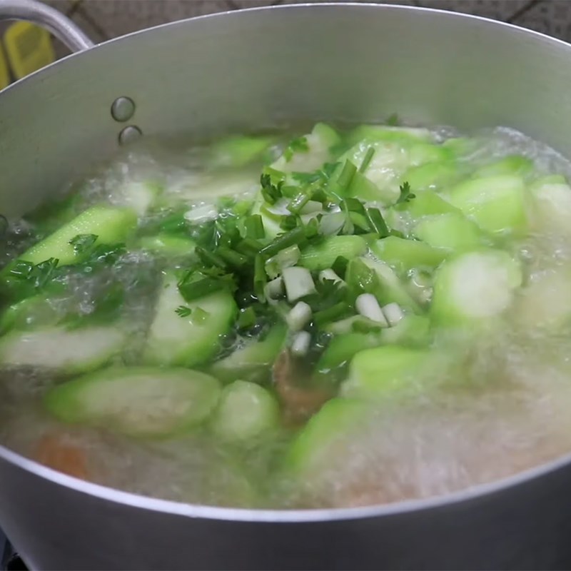 Bước 3 Nấu canh Canh mướp nấu tôm khô