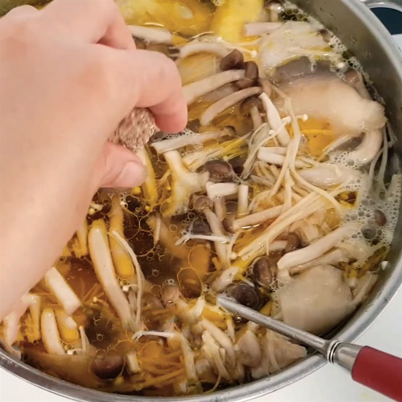 Bước 4 Nấu nước dùng Miến gà với nấm
