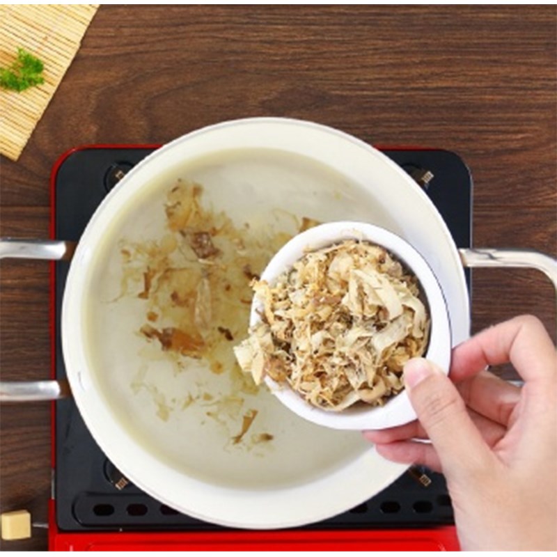 Bước 2 Nấu nước dùng Daishi Canh nghêu miso