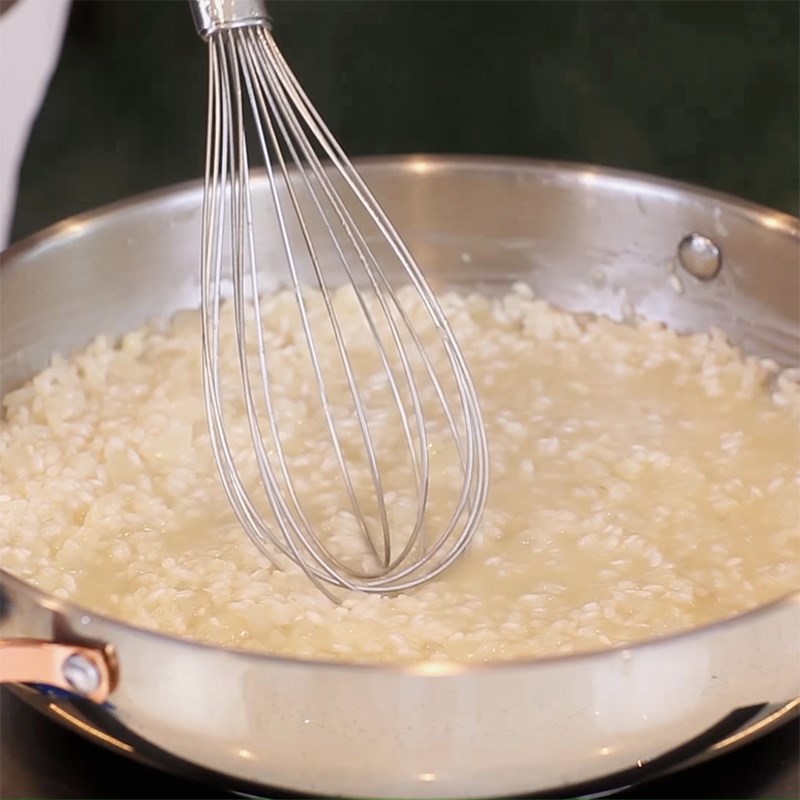 Bước 1 Nấu risotto Tôm hùm sốt bơ tỏi kèm risotto