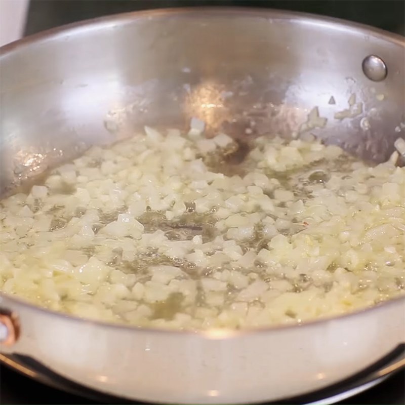 Bước 1 Nấu risotto Tôm hùm sốt bơ tỏi kèm risotto