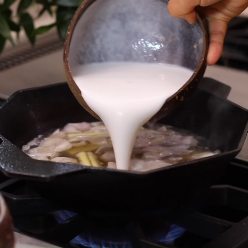 Bước 3 Nấu súp Súp gà cốt dừa kiểu Thái - Tom Kha Gai