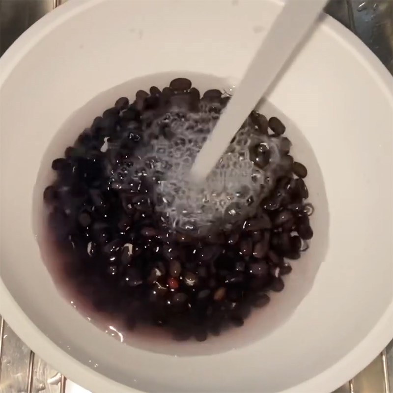 Bước 1 Ngâm đậu và nếp Bánh tét dừa chay