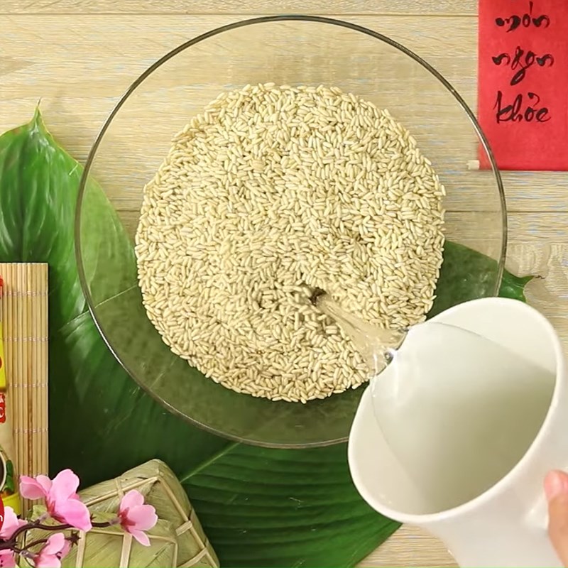 Bước 1 Ngâm nguyên liệu Bánh chưng gạo nếp lứt