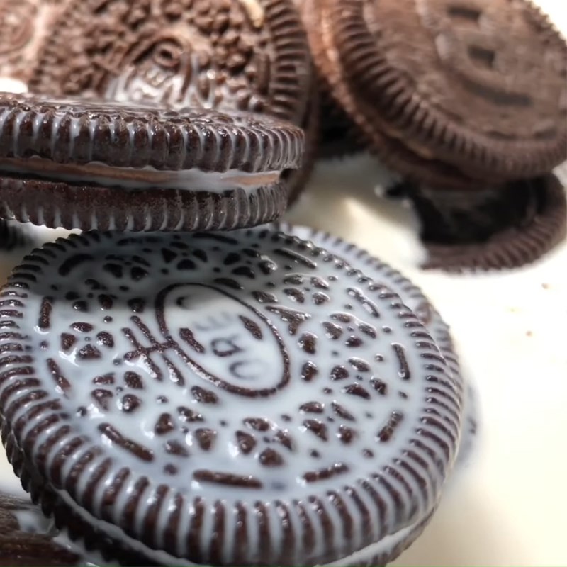 Bước 1 Nghiền bánh Bánh than tổ ong bằng bánh oreo