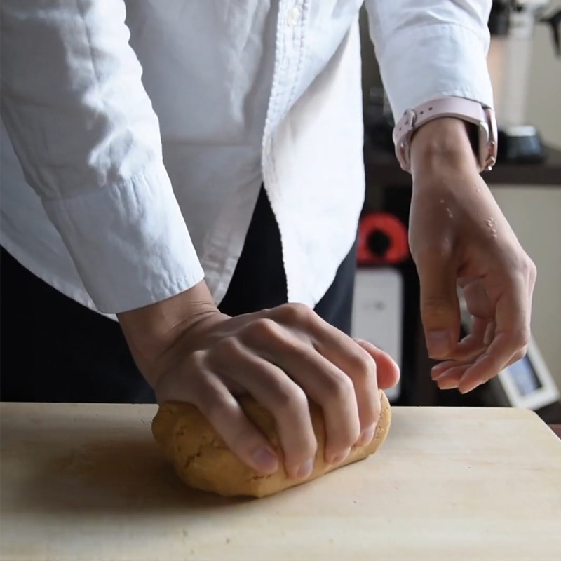 Bước 2 Nhào bột và tạo hình bánh Bánh quy bột đậu nành không trứng