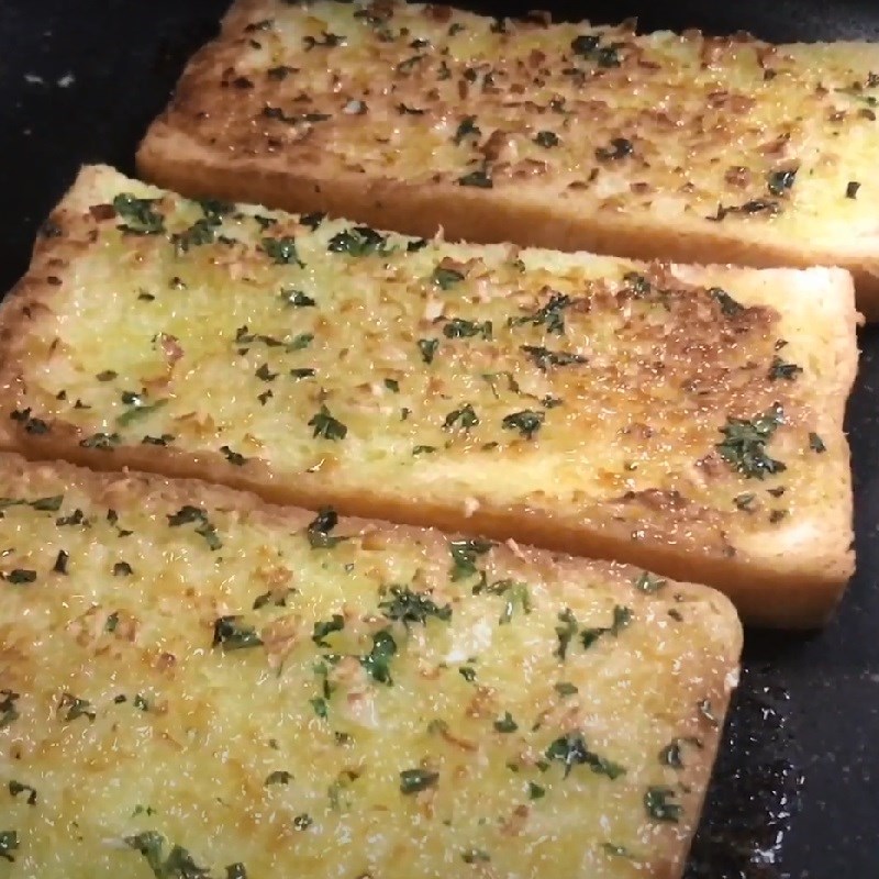 Bước 3 Nướng bánh mì bơ tỏi bằng chảo Bánh mì sandwich bơ tỏi làm bằng chảo
