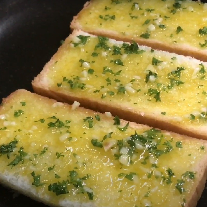 Bước 3 Nướng bánh mì bơ tỏi bằng chảo Bánh mì sandwich bơ tỏi làm bằng chảo