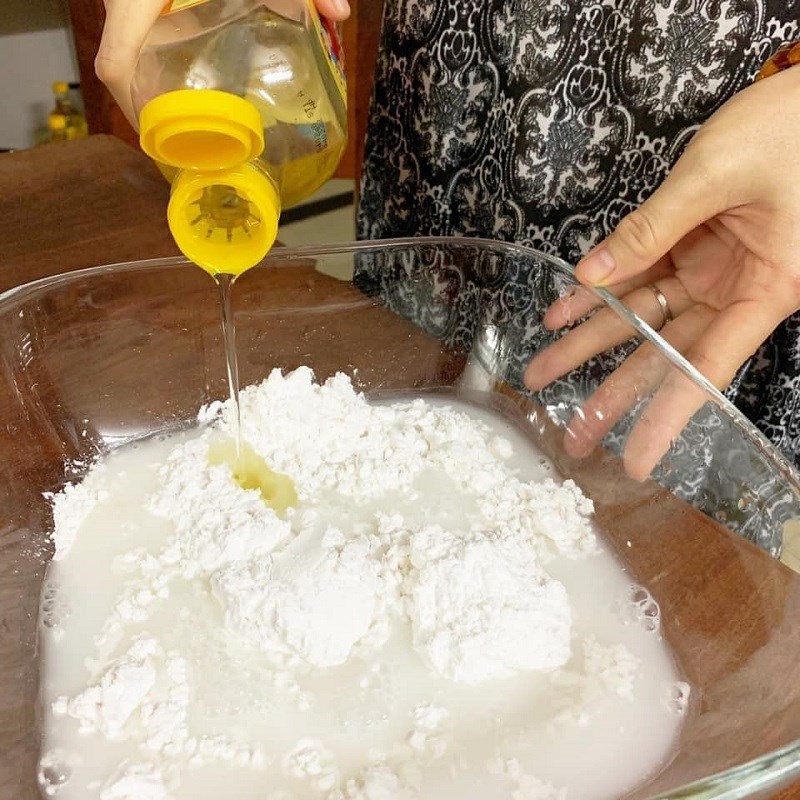 Bước 1 Pha bột Bánh cuốn làm bằng bột pha sẵn