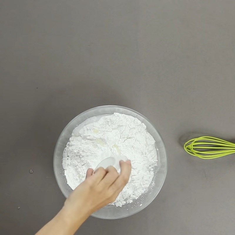 Bước 1 Pha bột bánh cuốn Bánh cuốn làm bằng bột gạo và bột năng