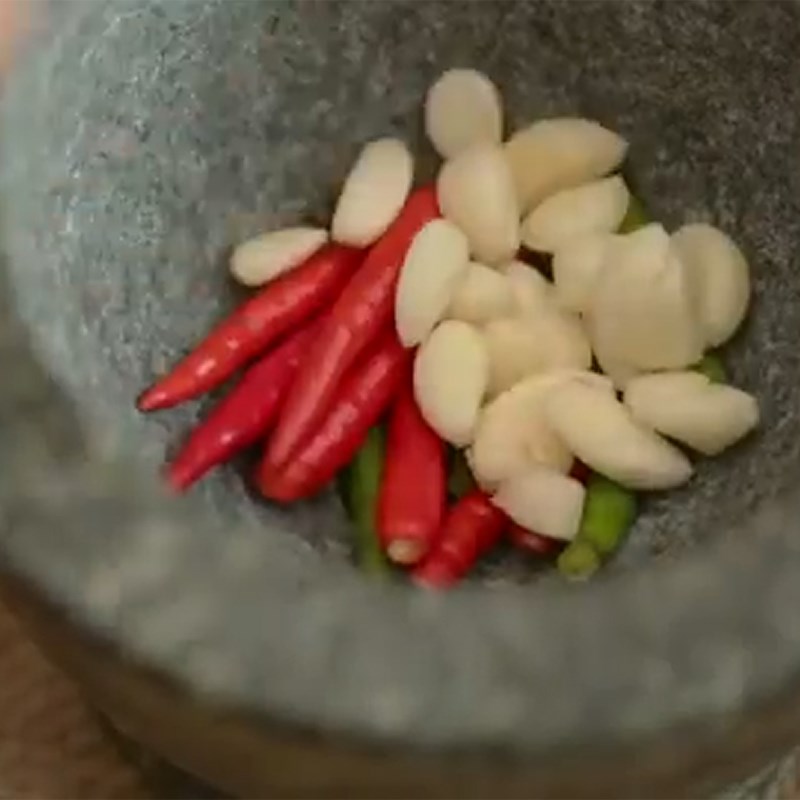 Bước 3 Pha sốt Salad mực kiểu Thái