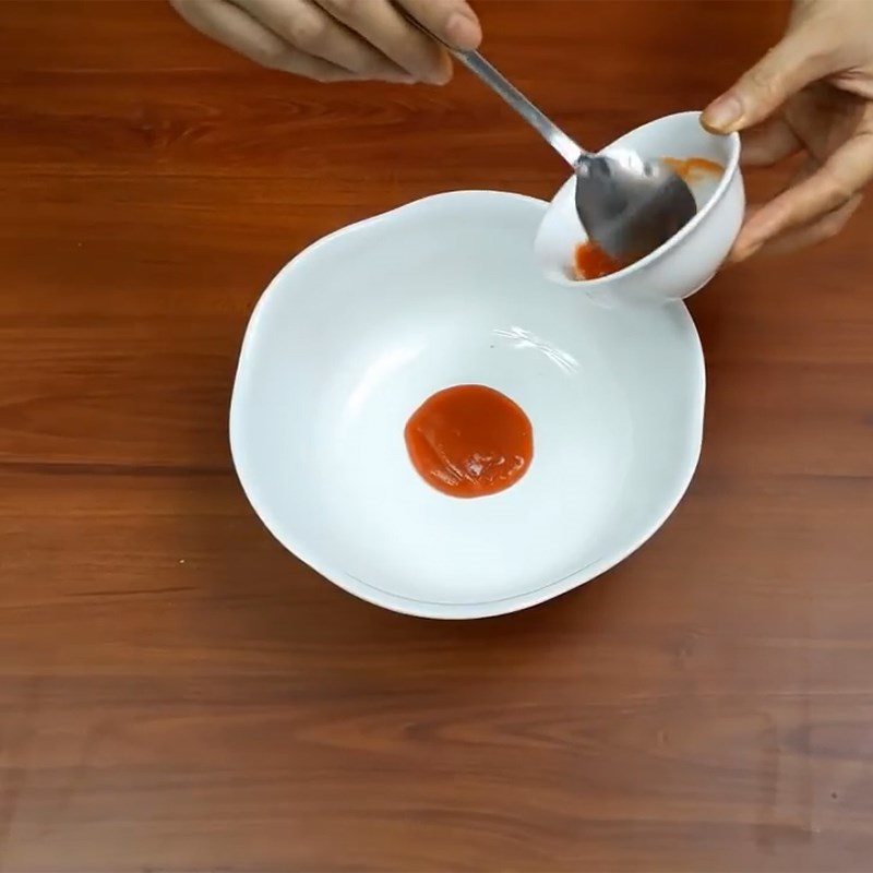 Bước 3 Pha sốt Salad mực Hàn Quốc
