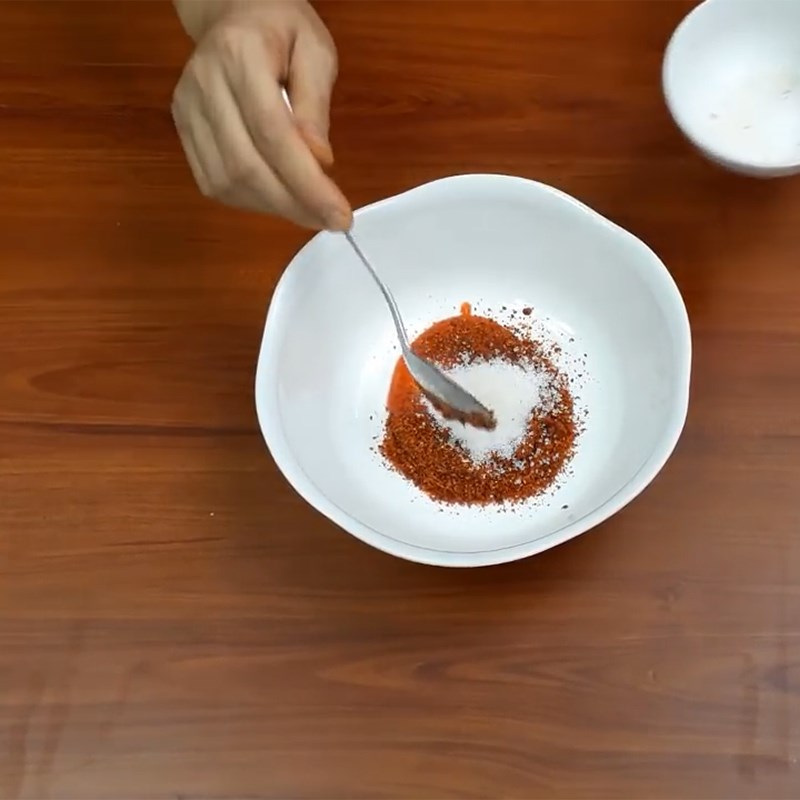 Bước 3 Pha sốt Salad mực Hàn Quốc