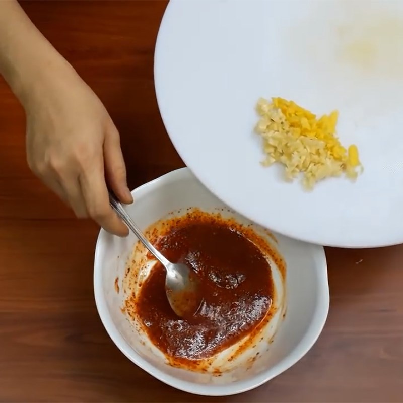 Bước 3 Pha sốt Salad mực Hàn Quốc