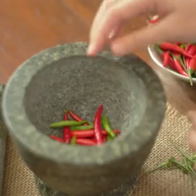 Bước 3 Pha sốt Salad mực kiểu Thái