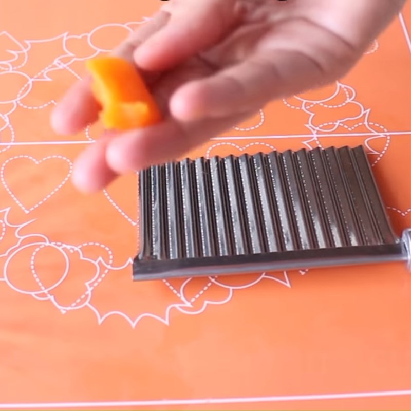 Bước 5 Se bánh hình con sùng Bánh sùng se tay