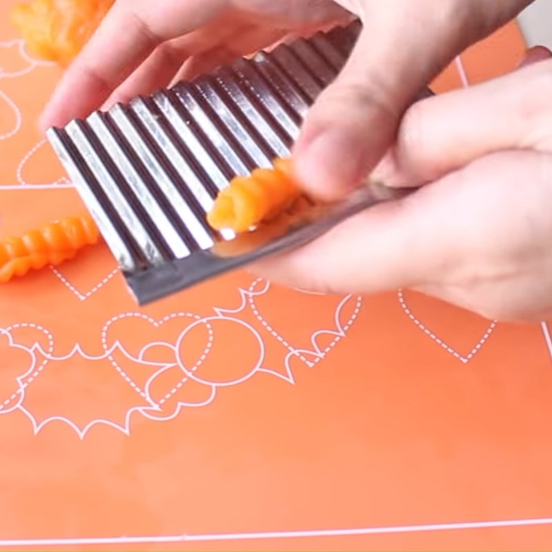 Bước 5 Se bánh hình con sùng Bánh sùng se tay