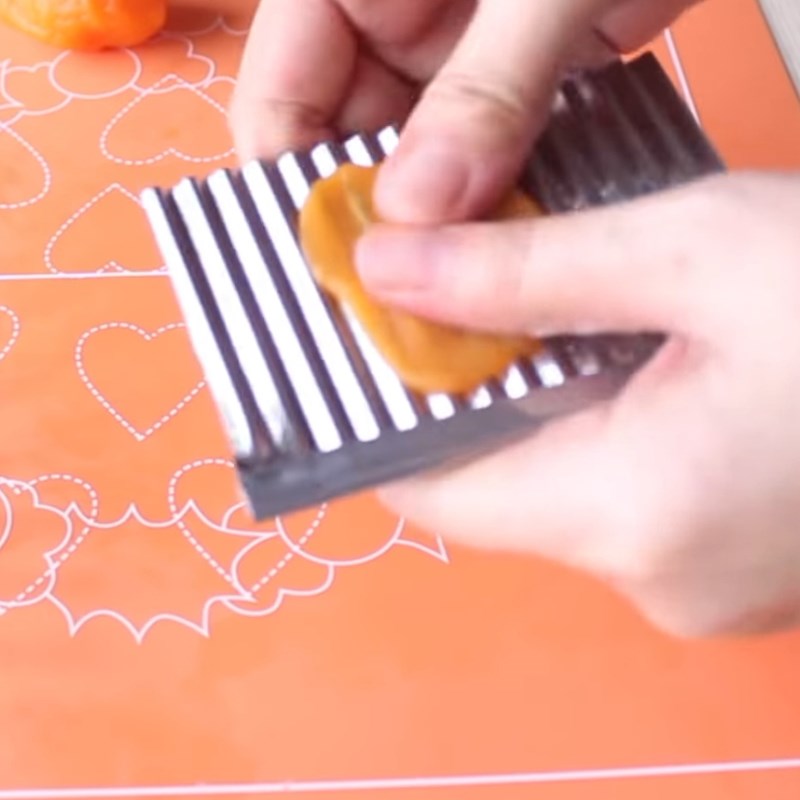 Bước 5 Se bánh hình con sùng Bánh sùng se tay