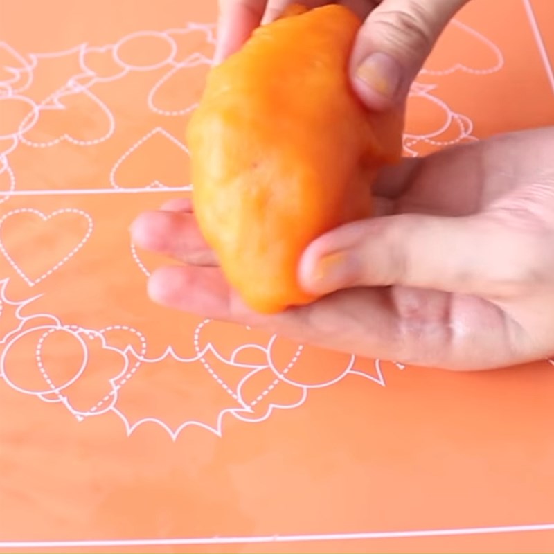 Bước 5 Se bánh hình con sùng Bánh sùng se tay