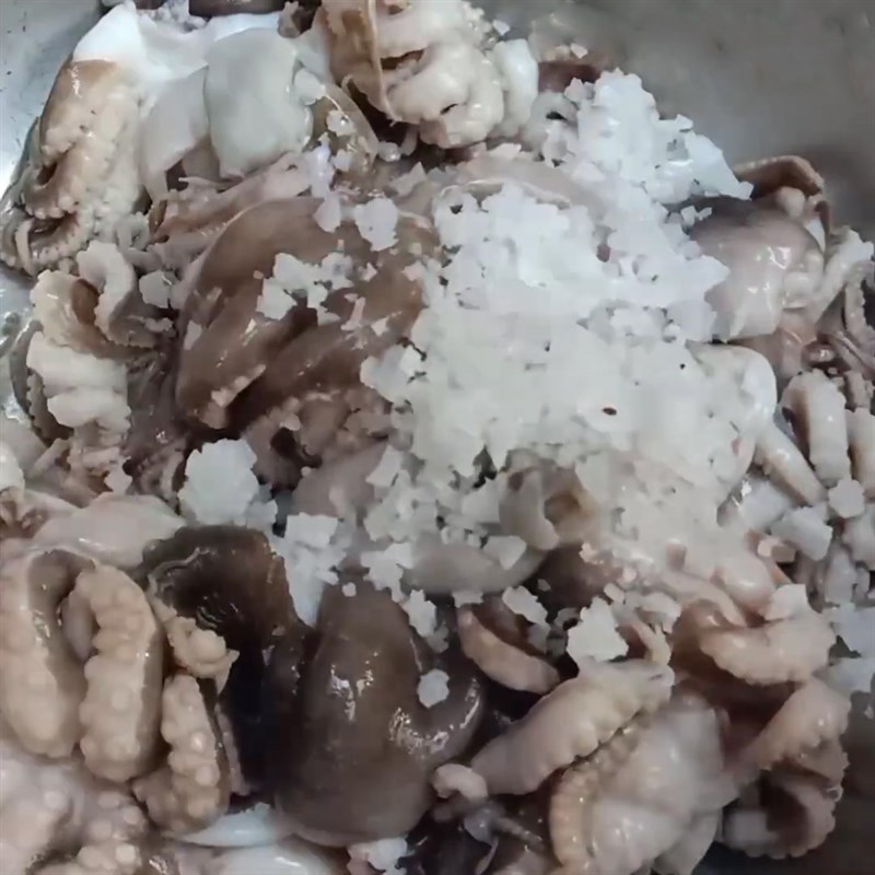 Bước 1 Sơ chế bạch tuộc Bạch tuộc ngâm sả tắc