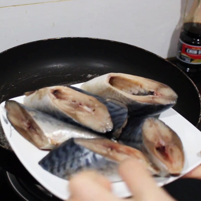 Bước 1 Sơ chế cá nục Cách làm cá nục kho xì dầu (nước tương)
