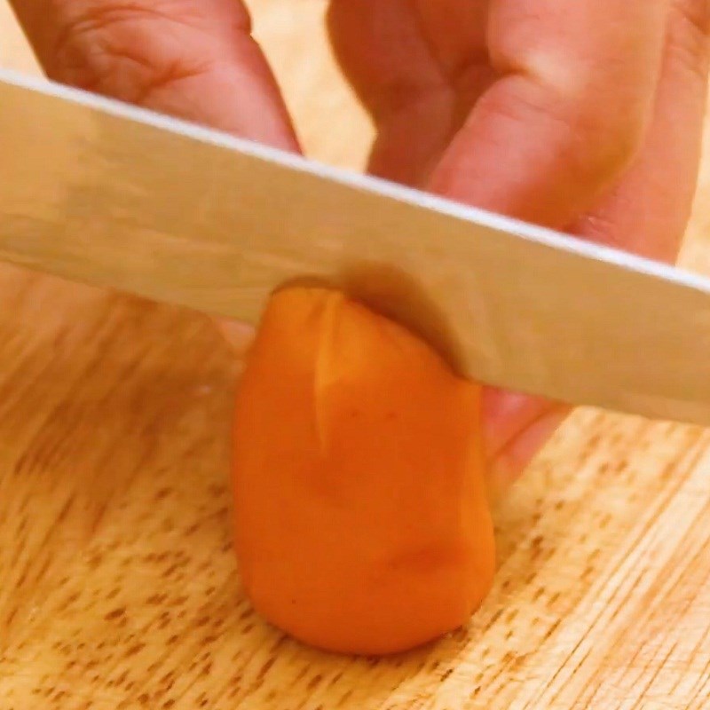 Bước 2 Sơ chế các nguyên liệu Nui xào xúc xích cà chua