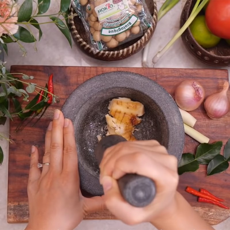 Bước 1 Sơ chế các nguyên liệu Súp gà cốt dừa kiểu Thái - Tom Kha Gai