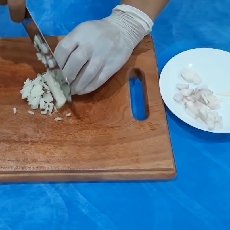 Bước 1 Sơ chế các nguyên liệu Tôm sốt trái thơm