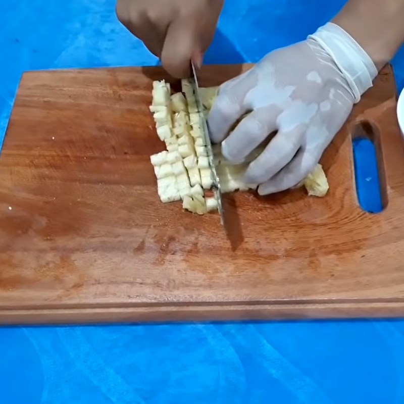 Bước 1 Sơ chế các nguyên liệu Tôm sốt trái thơm