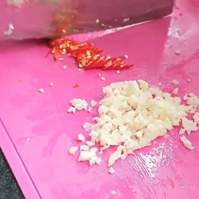Bước 2 Sơ chế các nguyên liệu khác Cá dìa nướng muối ớt