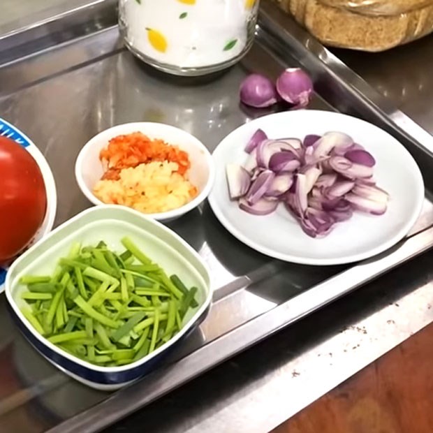 Bước 2 Sơ chế các nguyên liệu khác Cá trích sốt cà