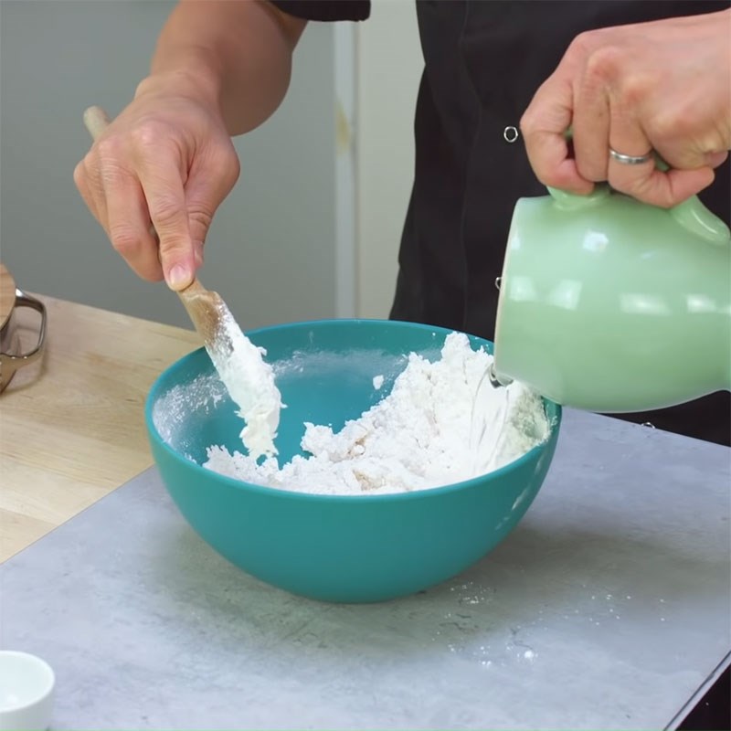 Bước 1 Trộn bột Bánh bao kim chi