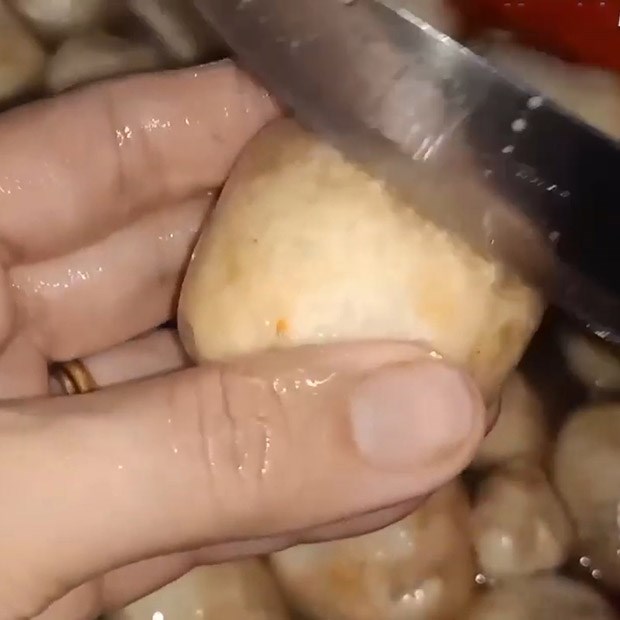 Bước 1 Sơ chế nấm Nấm rơm muối chua