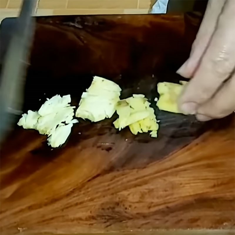 Bước 1 Sơ chế nguyên liệu Mực xào cần tỏi tây