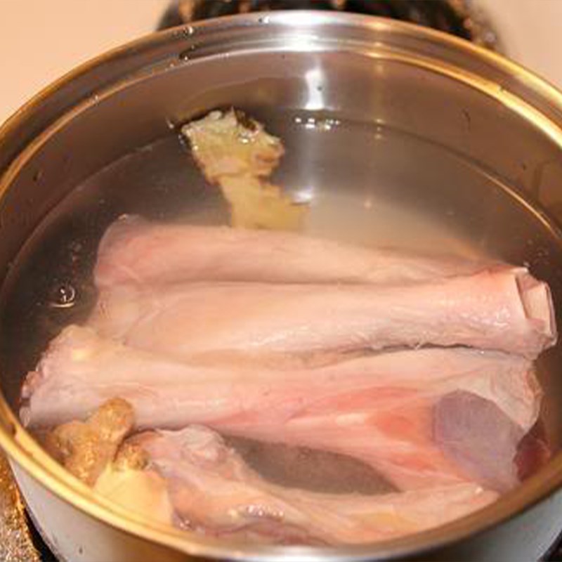 Bước 1 Sơ chế nguyên liệu Gân bò hầm khoai tây cà rốt