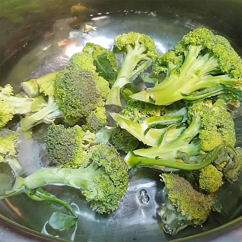 Bước 1 Sơ chế nguyên liệu Nấm mỡ xào bông cải chay