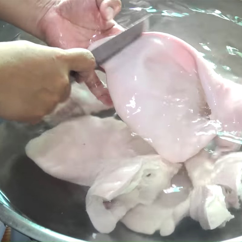 Bước 1 Sơ chế tai heo Tai heo cuộn ngâm nước mắm