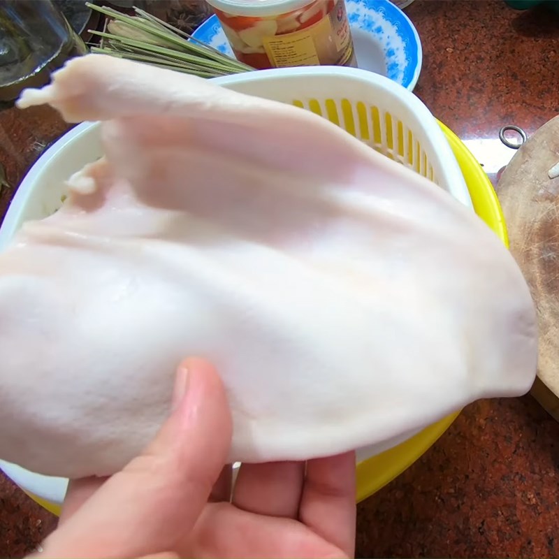 Bước 1 Sơ chế tai heo Tai heo cuộn ngâm nước mắm