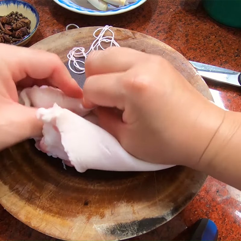 Cách 1 Sơ chế tai heo Tai heo cuộn ngâm ngập nước mắm