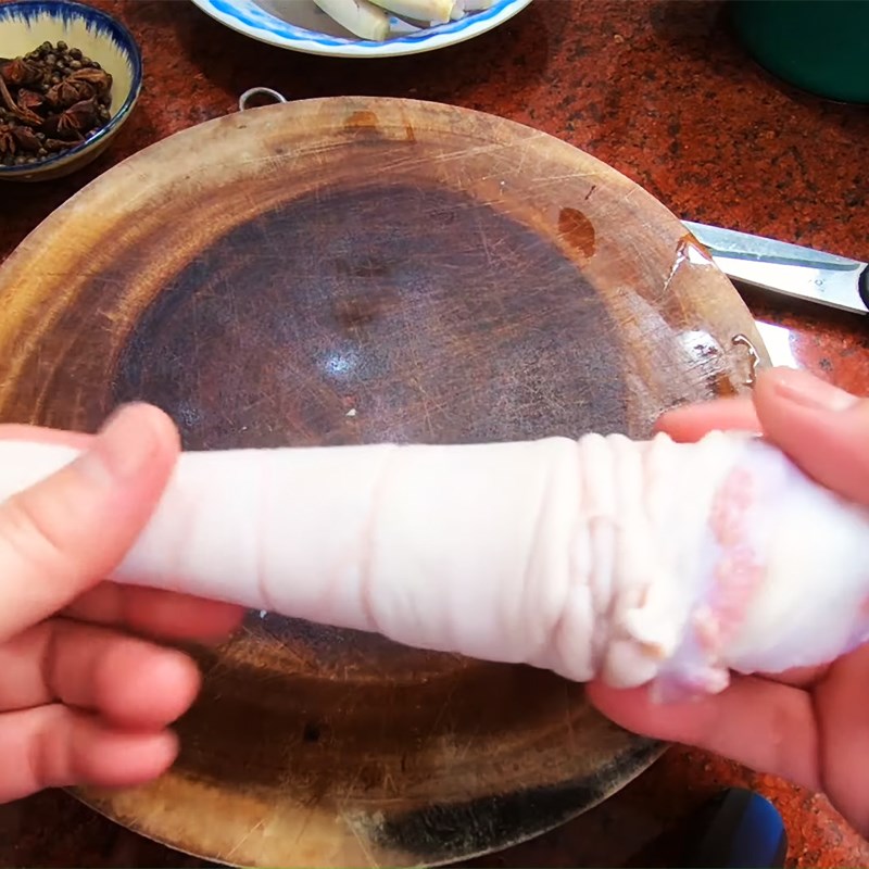 Cách 1 Sơ chế tai heo Tai heo cuộn ngâm trong nước mắm
