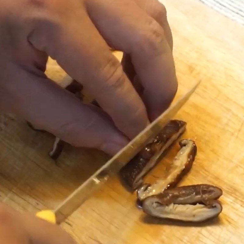 Bước 1 Sơ chế thịt gà và các nguyên liệu Gà bó xôi lá cẩm sốt xí muội