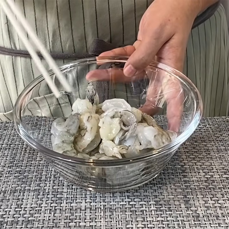 Bước 2 Sơ chế tôm Tôm chiên sốt chua ngọt