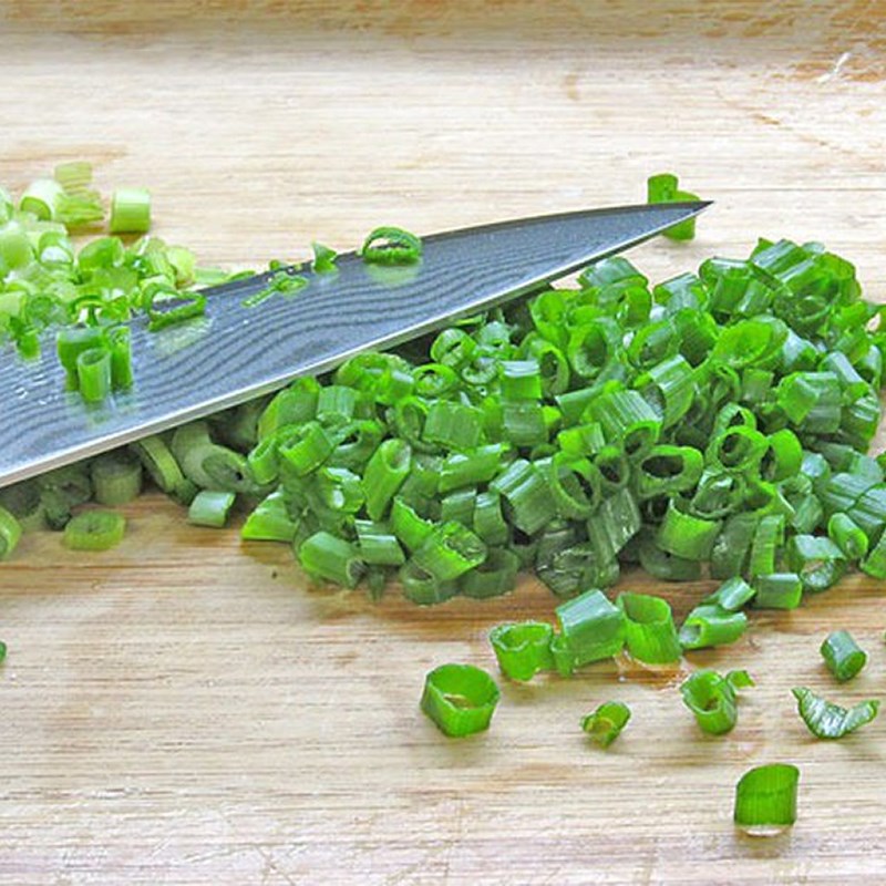 Bước 2 Sơ chế các nguyên liệu khác Salad mực kiểu Thái