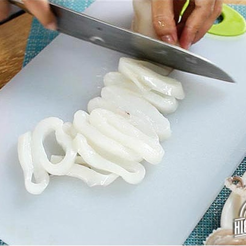 Bước 2 Sơ chế mực Salad mực Hàn Quốc