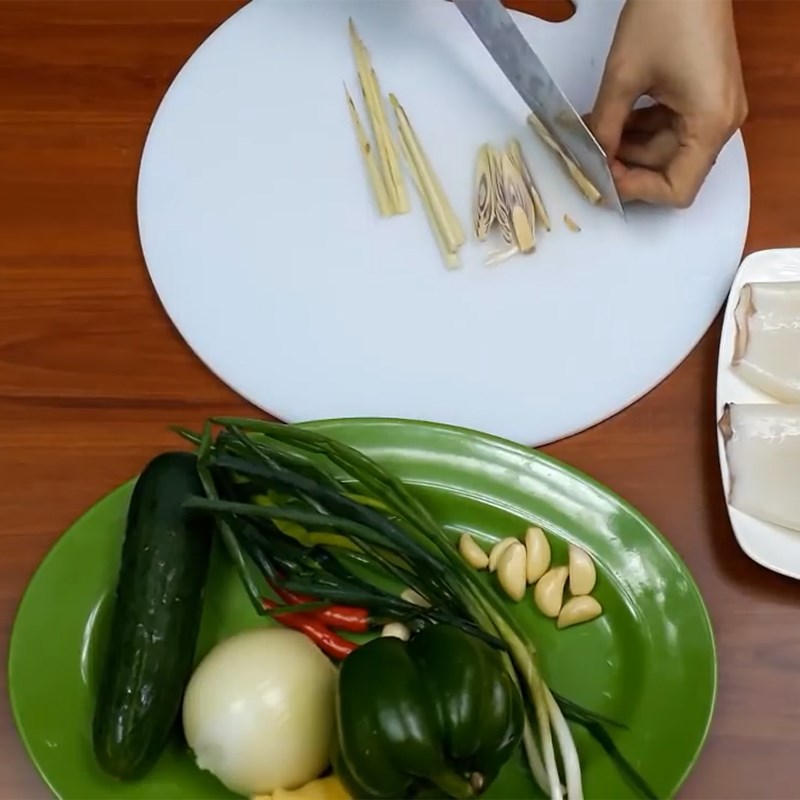 Bước 1 Sơ chế nguyên liệu Salad mực Hàn Quốc