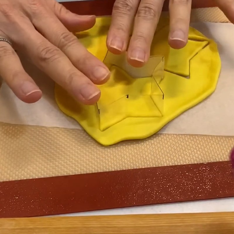 Bước 4 Tạo hình bánh mì cờ tổ quốc Bánh mì tổ quốc - bánh mì yêu nước