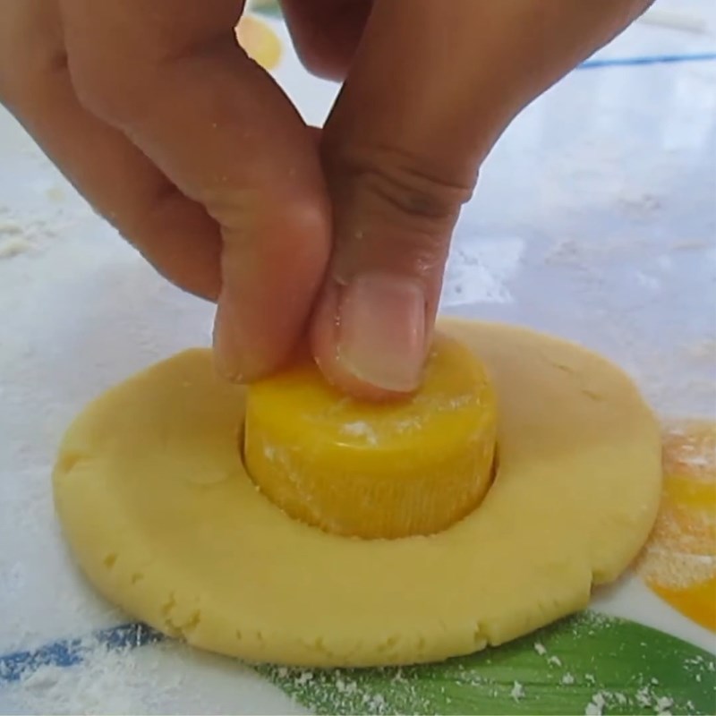 Bước 3 Tạo hình cúc áo Bánh quy cúc áo